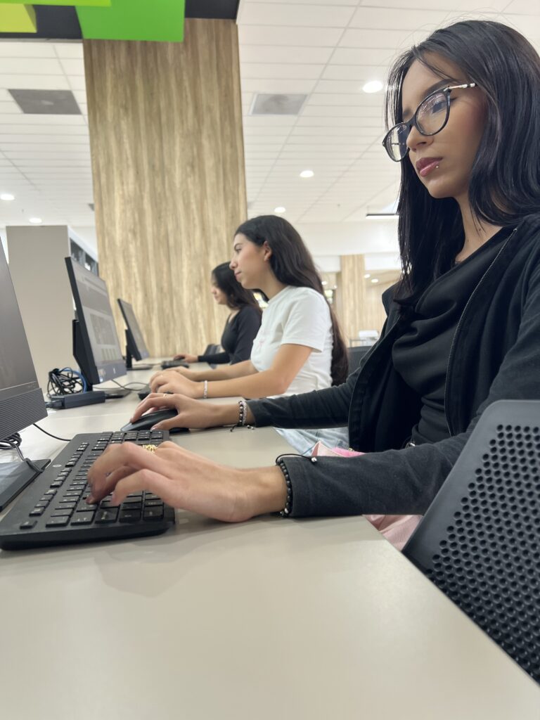 Estudiante utilizando computador de escritorio