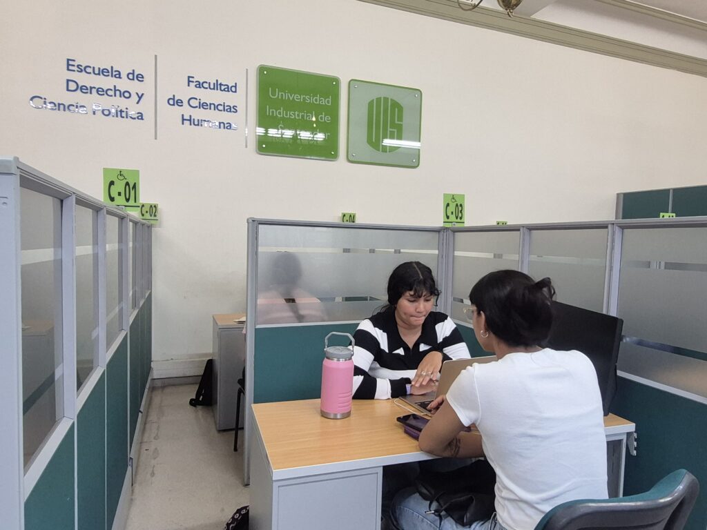 La atención es realizada por estudiantes del programa de Derecho y Ciencia Política UIS, con el apoyo de los asesores en cada línea.