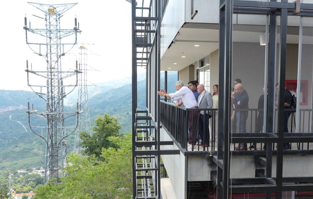 Consejo Superior recorrido por el nuevo edificio de la Facultad de Ingenierías Fisicomecánicas