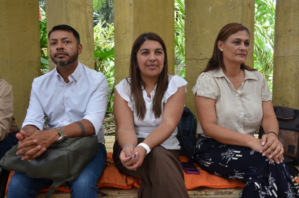 Presidenta de REDCREA 2026 juntos a profesores participantes. 