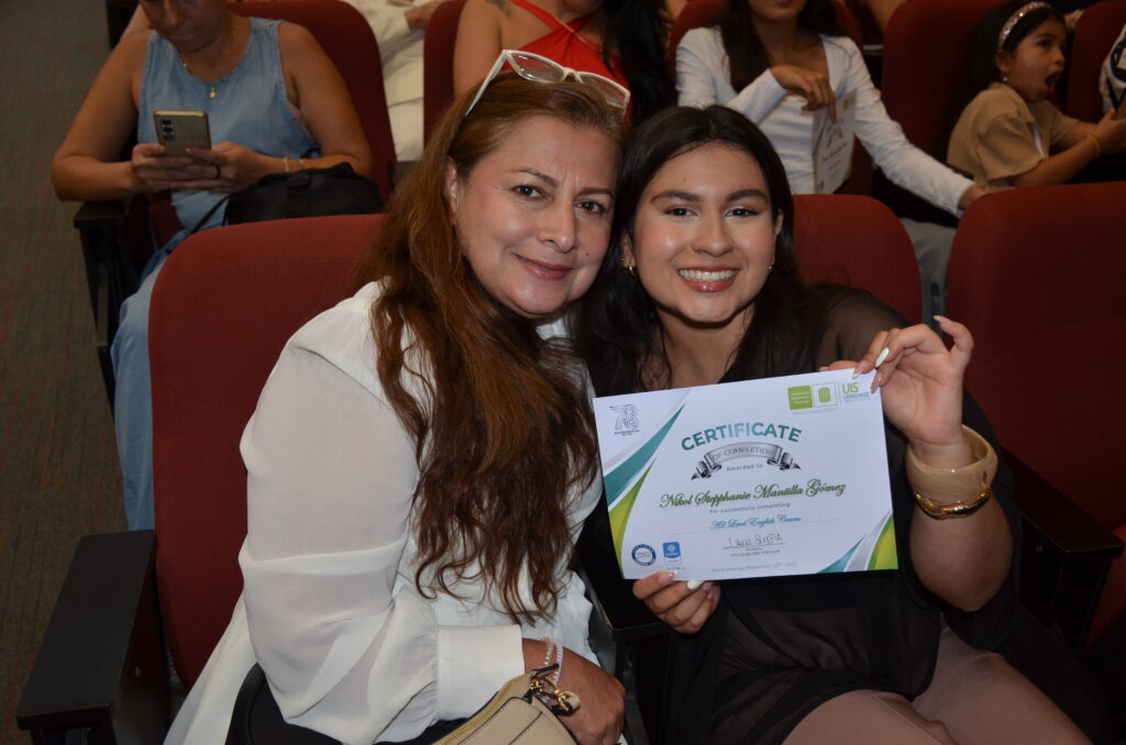 Graduada con su mamá en la ceremonia 1 del Instituto de Lenguas UIS