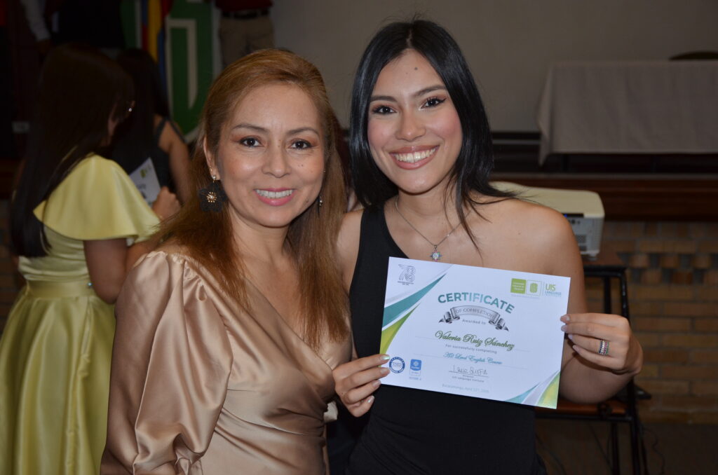Mamá acompaña a graduada del Instituto de Lenguas UIS