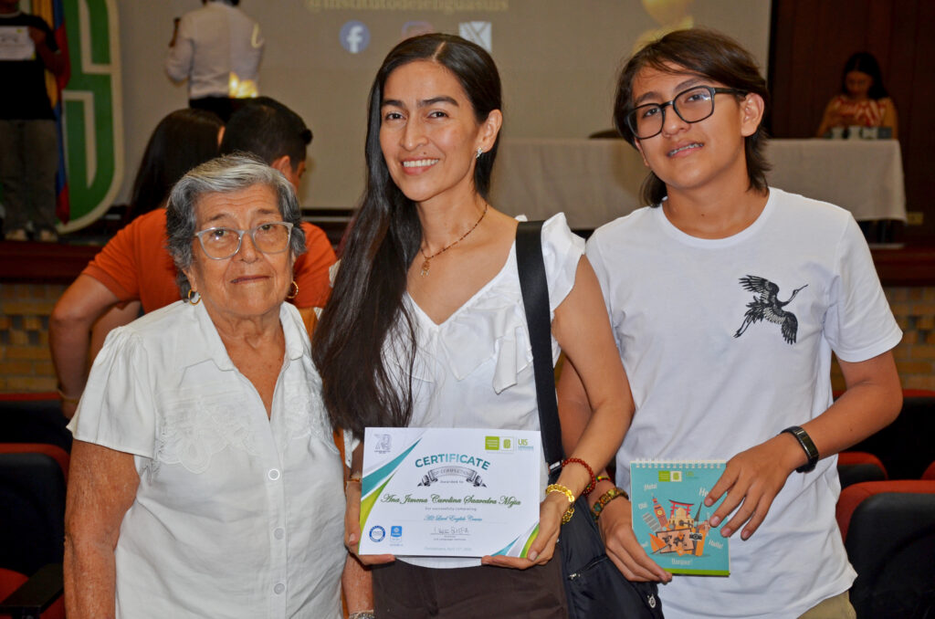 Familia acompaña a graduada del Instituto de Lenguas UIS