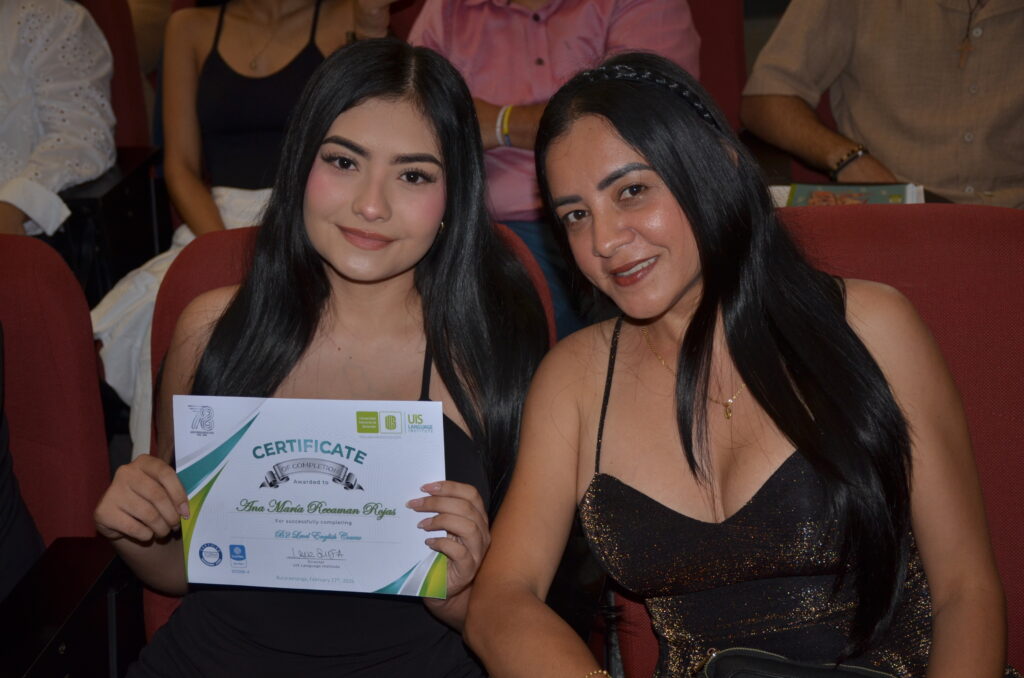 Graduada del instituto de lenguas con su mamá
