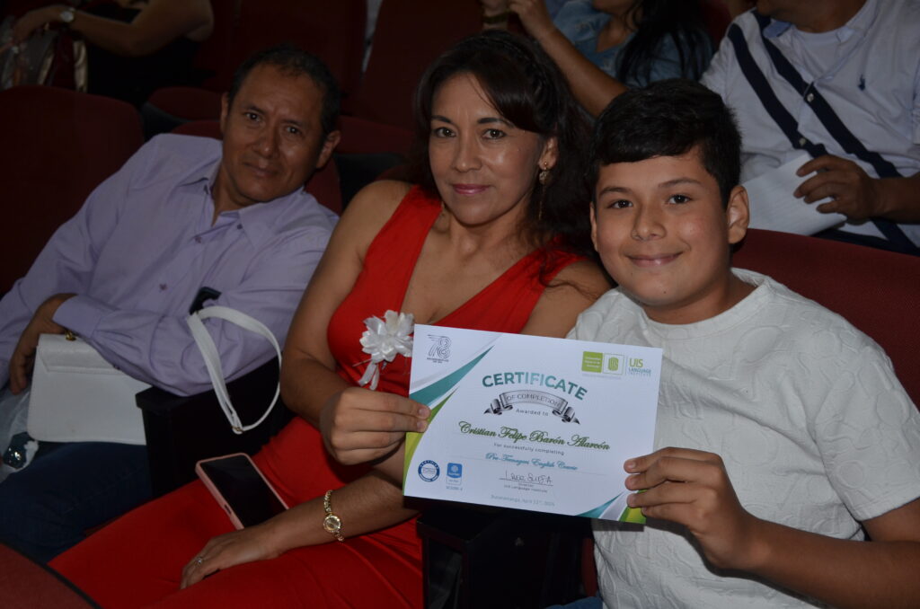 Niños acompañado de sus padres en graduación de Pree-teens UIS 2026