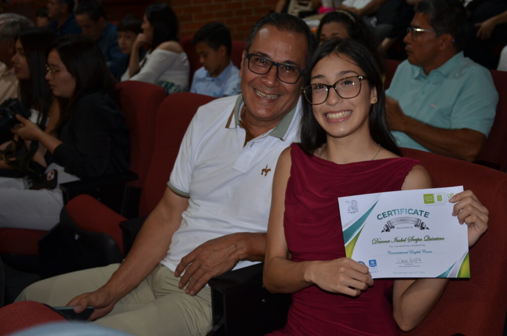 Graduada del nivel teenagers acompañada de su padre.