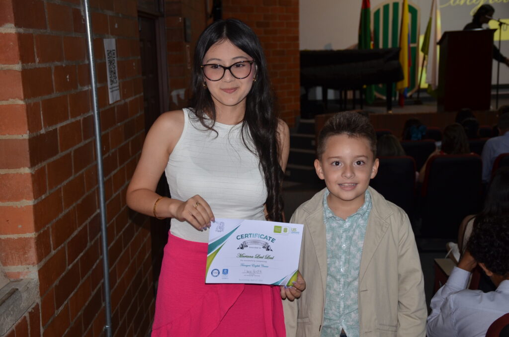 Mariana Leal y su hermano Juan Andrés Abreo en graduación del Instituto de Lenguas UIS