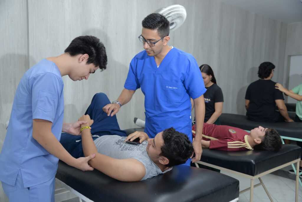 Profesor y estudiante de Fisioterapia