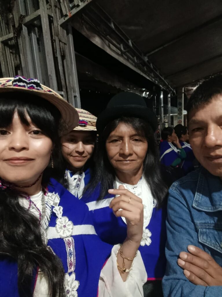 Los hermanos Calambás junto a su mamá