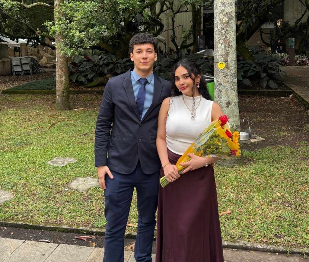 Estudiantes de derecho UIS ganadores en concurso en Medellín