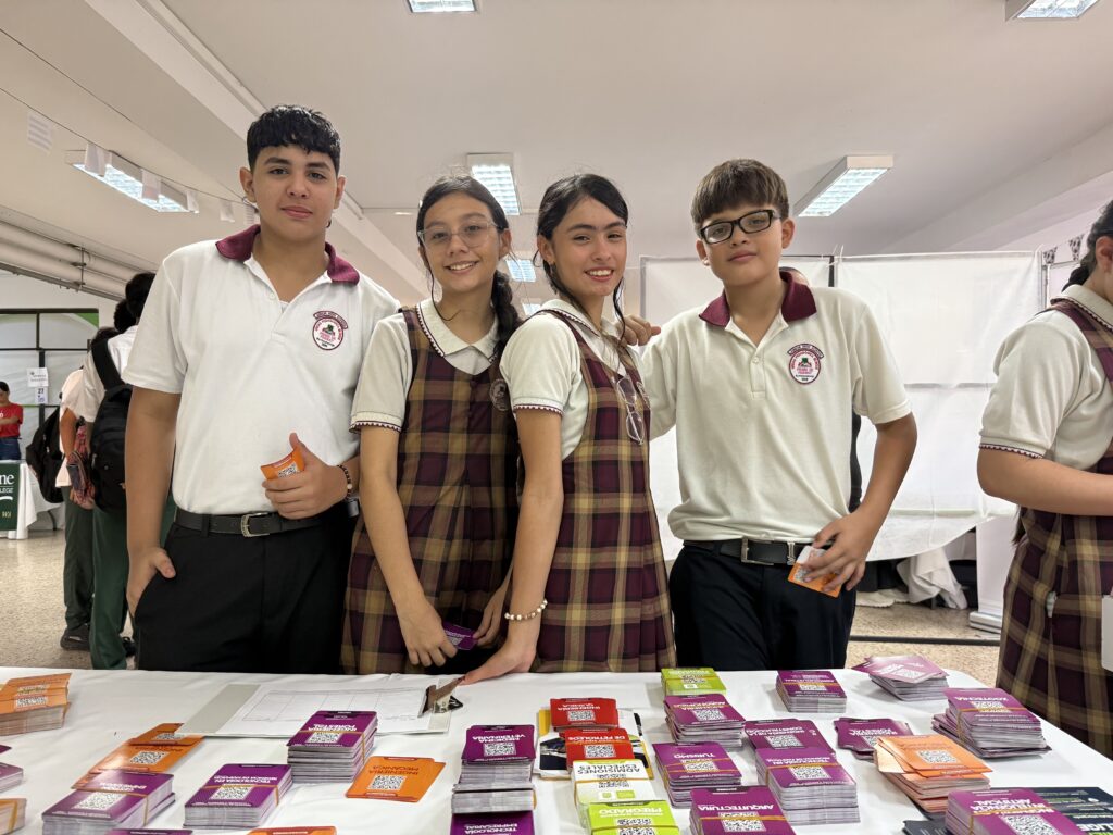 Estudiantes de colegio asistentes a Expo Universidades