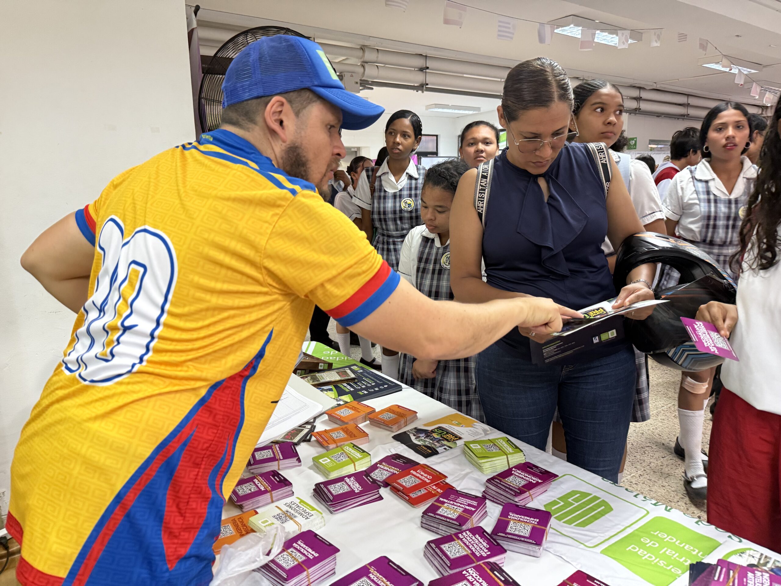 Funcionario UIS presentando la oferta académica a los asistentes