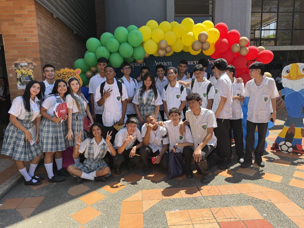 Estudiantes de colegio en la feria