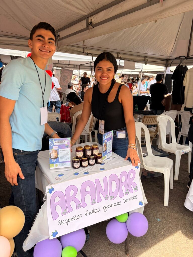 Estudiantes del ipred con emprendimiento a base de arándanos