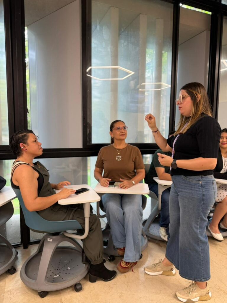 María Camila Sánchez, instructora del SENA junto a profesionales UIS durante la sesión clausura.