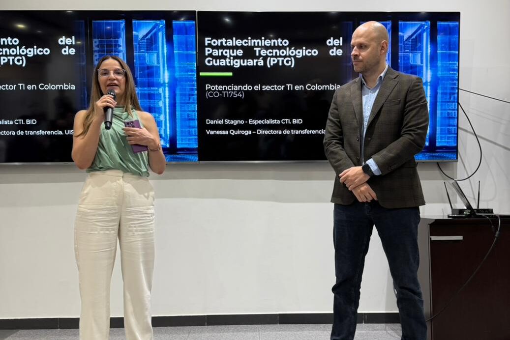 Vanessa Quiroga UIS y Pedro Stogne BID durante la exposición del proyecto a empresarios y público asistente.
