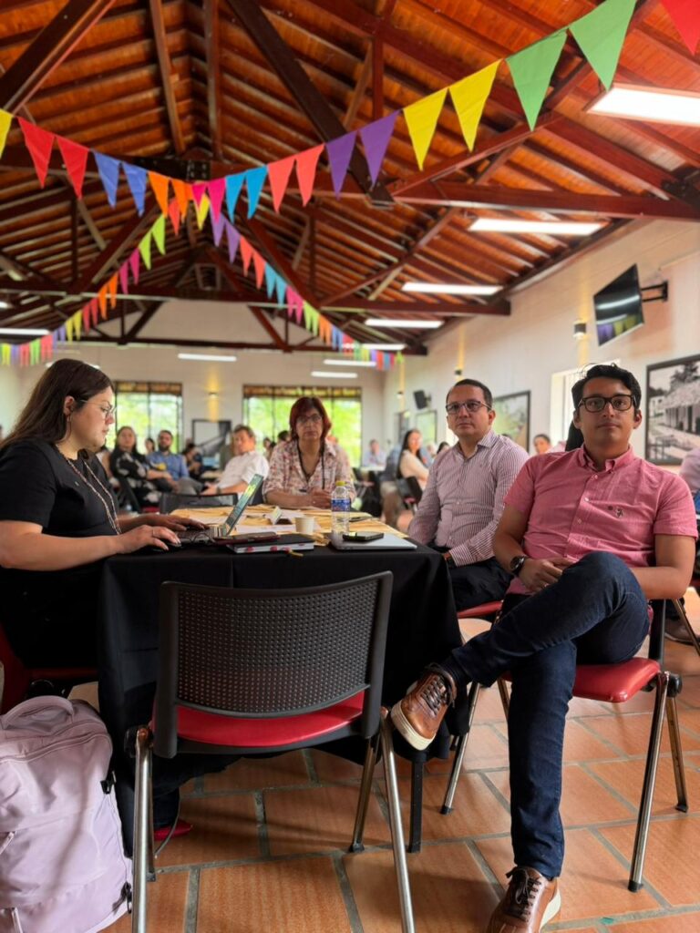 Representantes y directivos de instituciones durante mesas de diálogos.