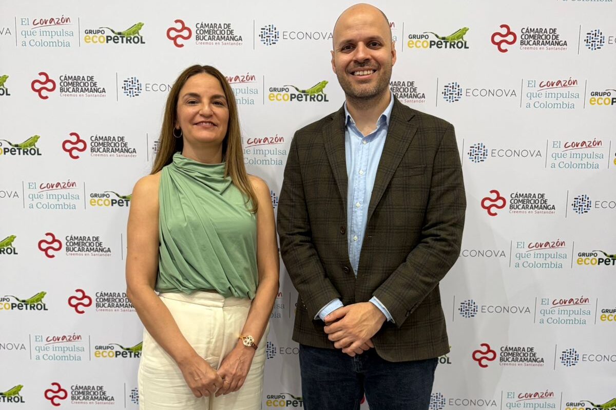Asistencia de Vanessa Quiroga,  directora de Transferencia de Conocimiento de la UIS y Daniel Stagno, especialista de la División de Ciencia, Tecnología e Innovación (CTI) del BID.