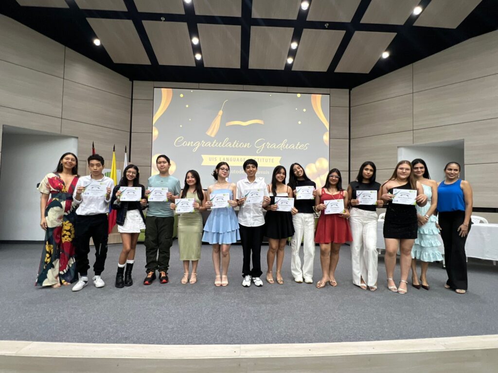 Jóvenes graduados del Instituto de Lenguas UIS