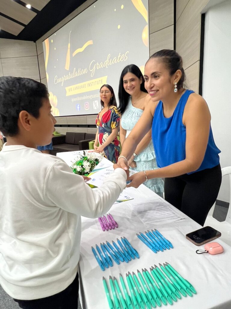 Niño recibe un diploma en ceremonia de graduación
