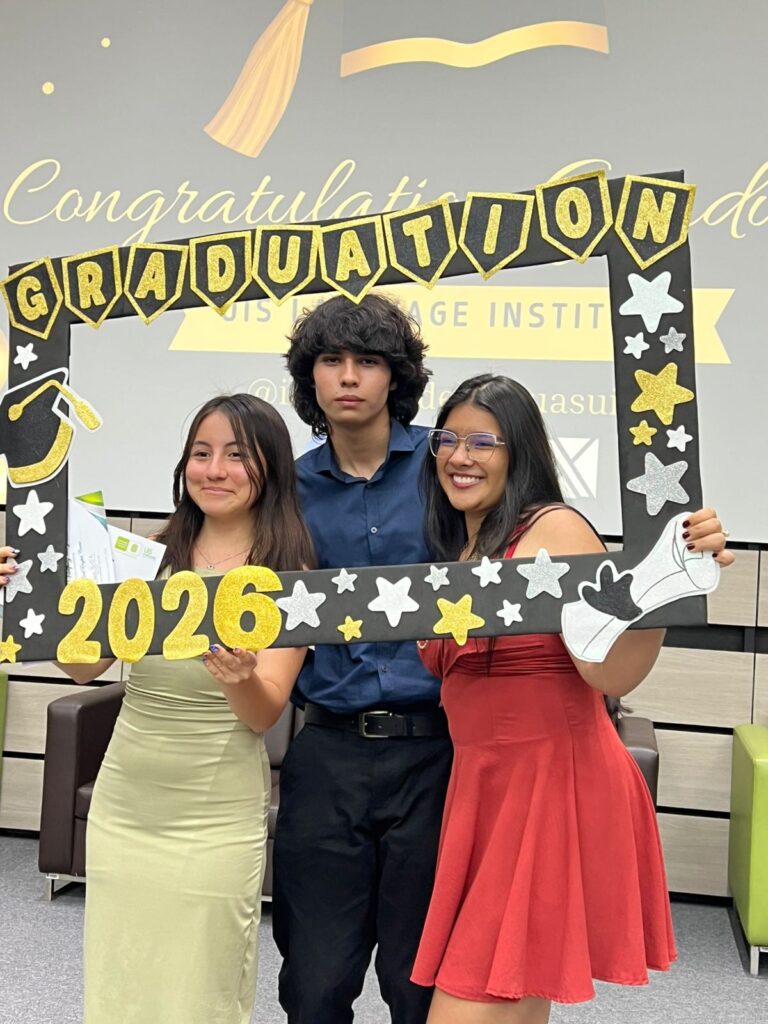 Jóvenes graduados del Instituto de Lenguas UIS en Floridablanca