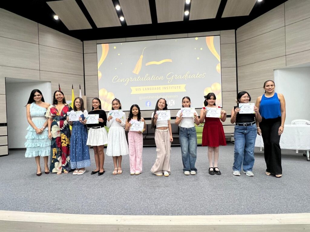 NIños de Floridablanca reciben diplomas de graducación.