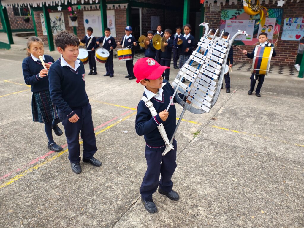 Niños participando de actividades de Artes para la paz
