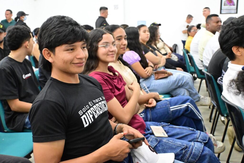 Jóvenes asistentes a la reunión de socialización