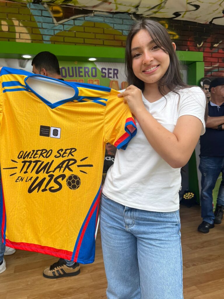 Estudiante de colegio recibe camiseta UIS