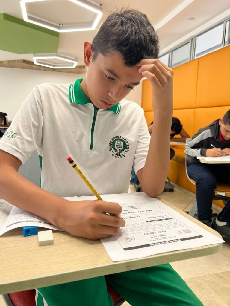 Estudiante de colegio presentado prueba