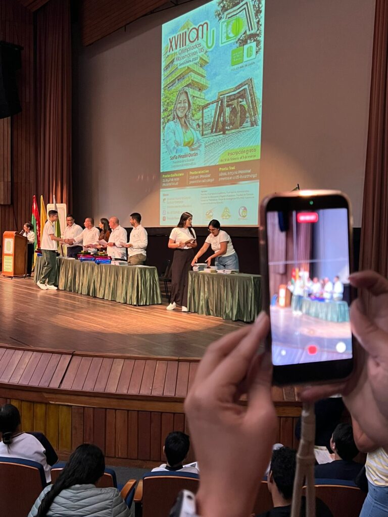 Premiación de estudiantes finalistas en la UIS