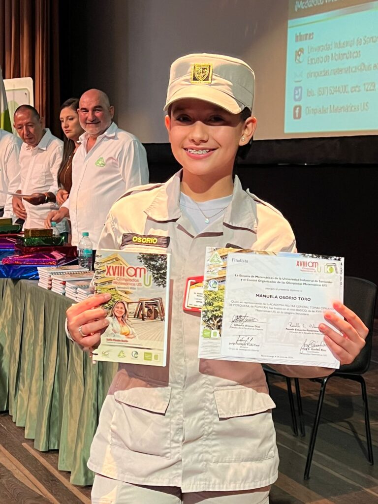 Estudiante de colegio recibe premio