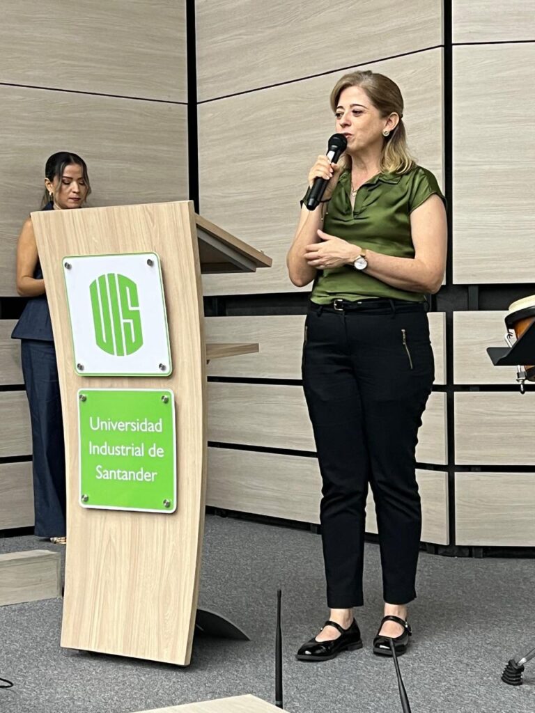 Profesora hablando en auditorio