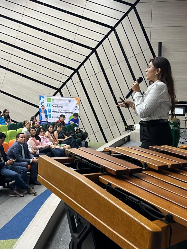 Expositora del evento de semilleros de investigación en Floridablanca