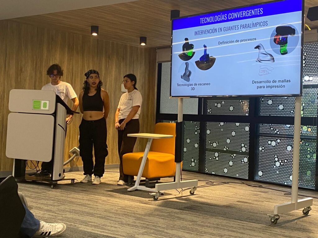 Estudiantes realizando presentaciones
