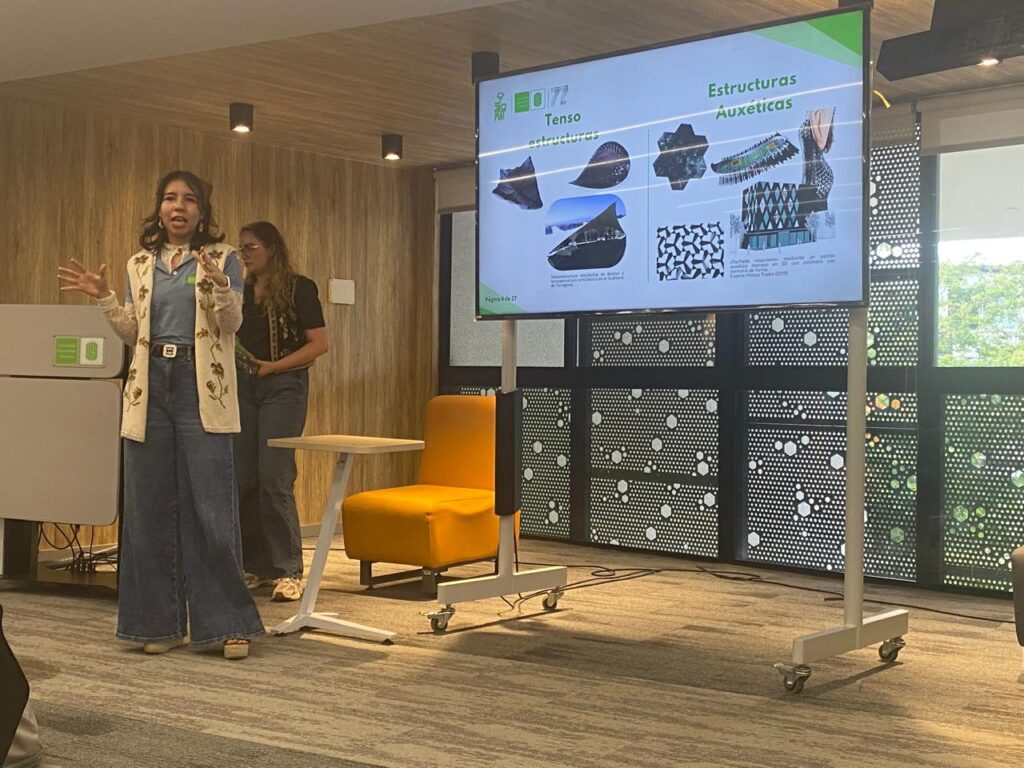 Estudiantes realizando exposición