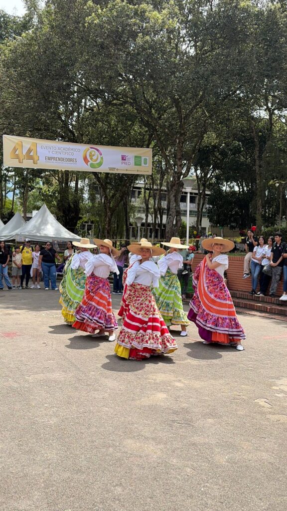 Presentación de mujeres del grupo Macondo