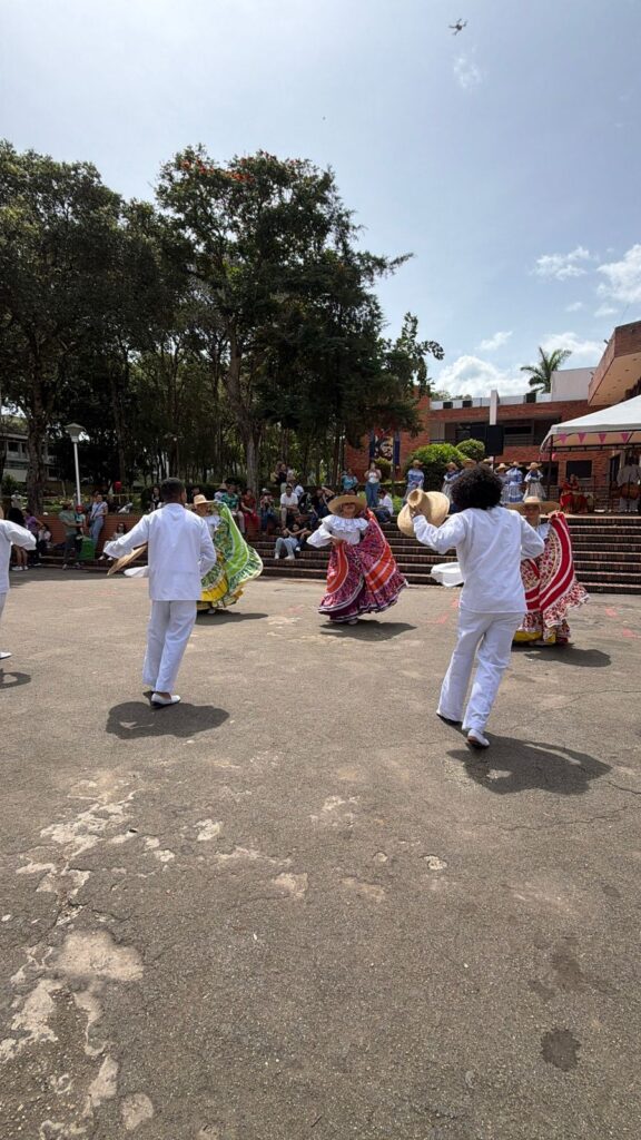 Agrupación de Macondo realizando presentación
