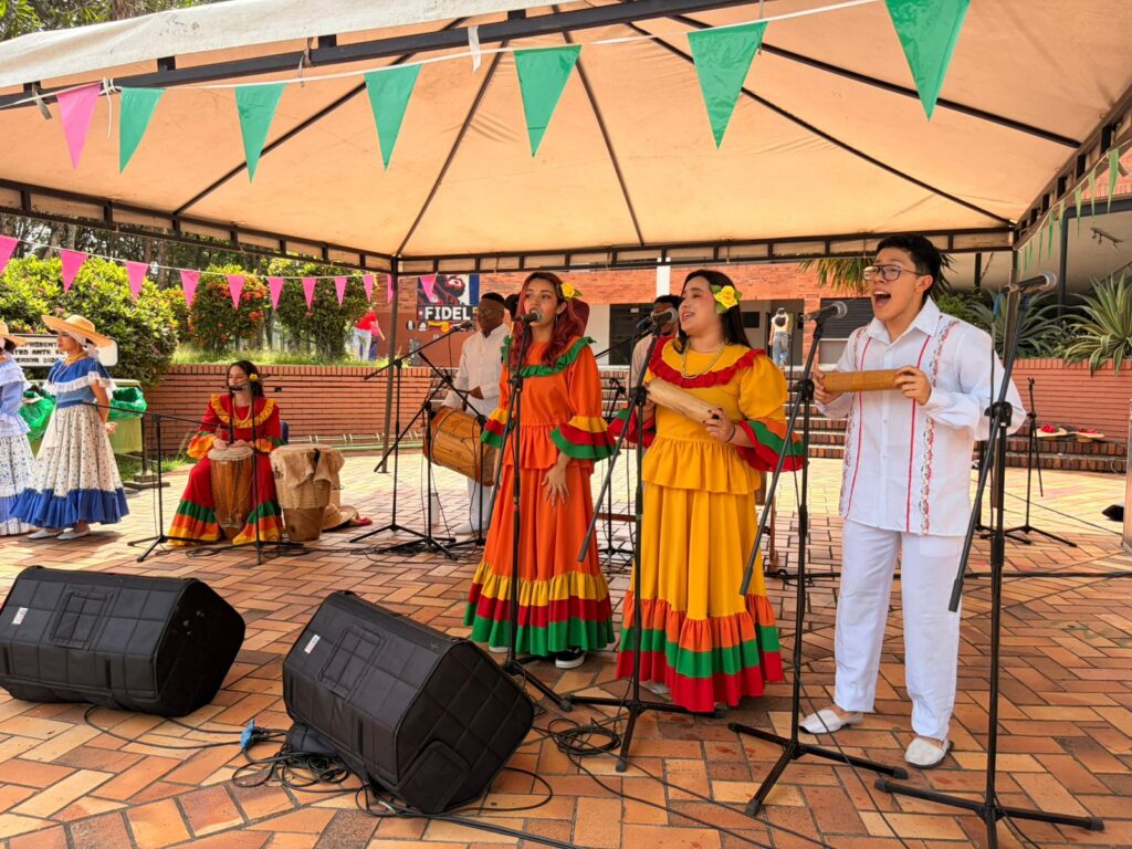 Cantantes del grupo macondo