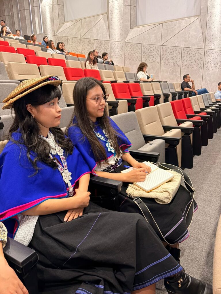 Las hermanas asistiendo a una actividad programadas en la Universidad
