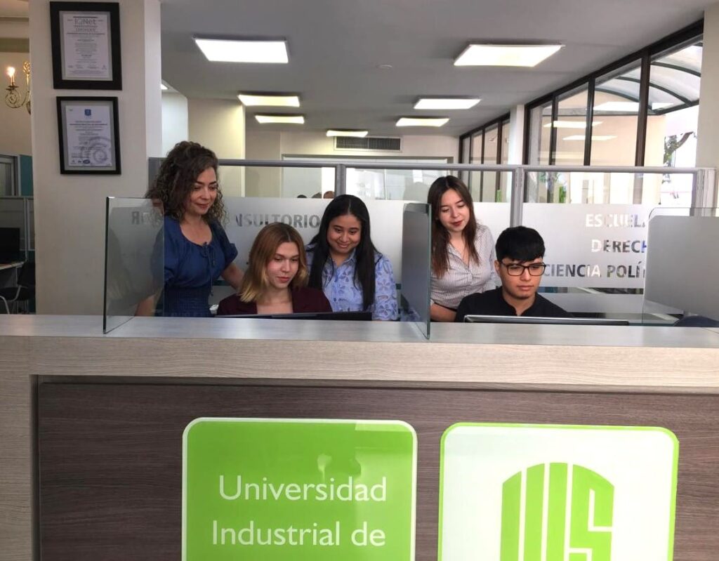 Profesionales el servicio del Consultorio Jurídico UIS