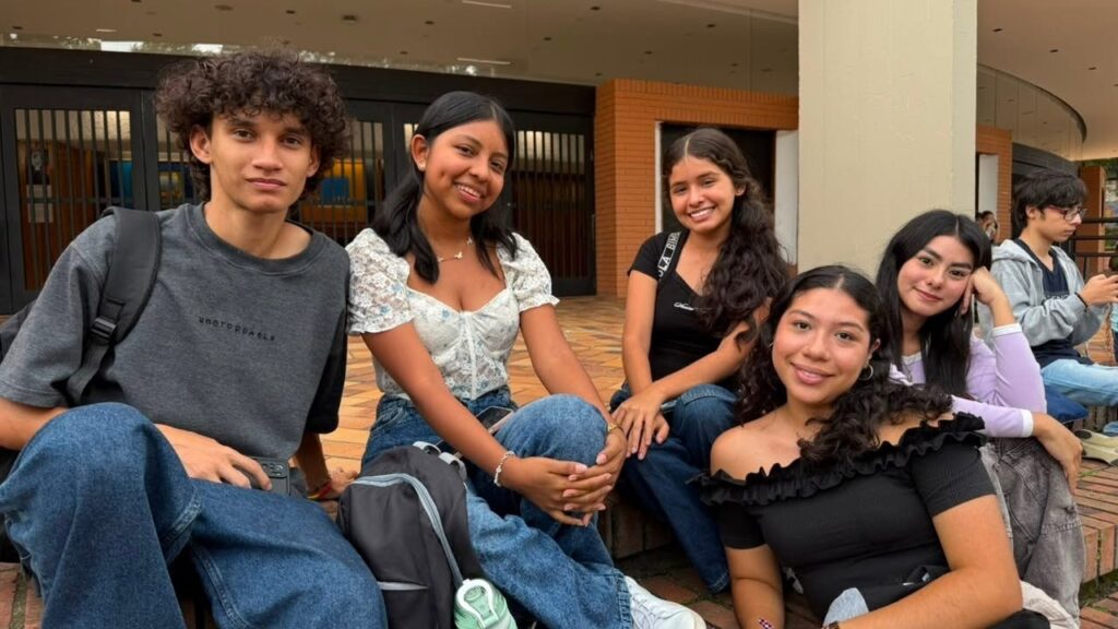Estudiantes en plazoleta de los estudiantes UIS 2026