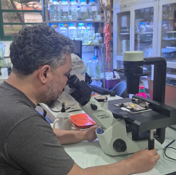 Alfonso Pineda, profesor Biología UIS en Laboratorio