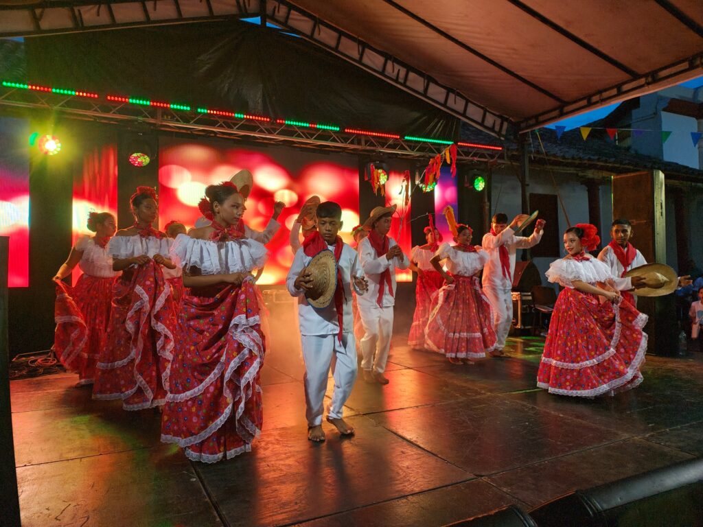 Baile cumbia Artes para la Paz - UIS