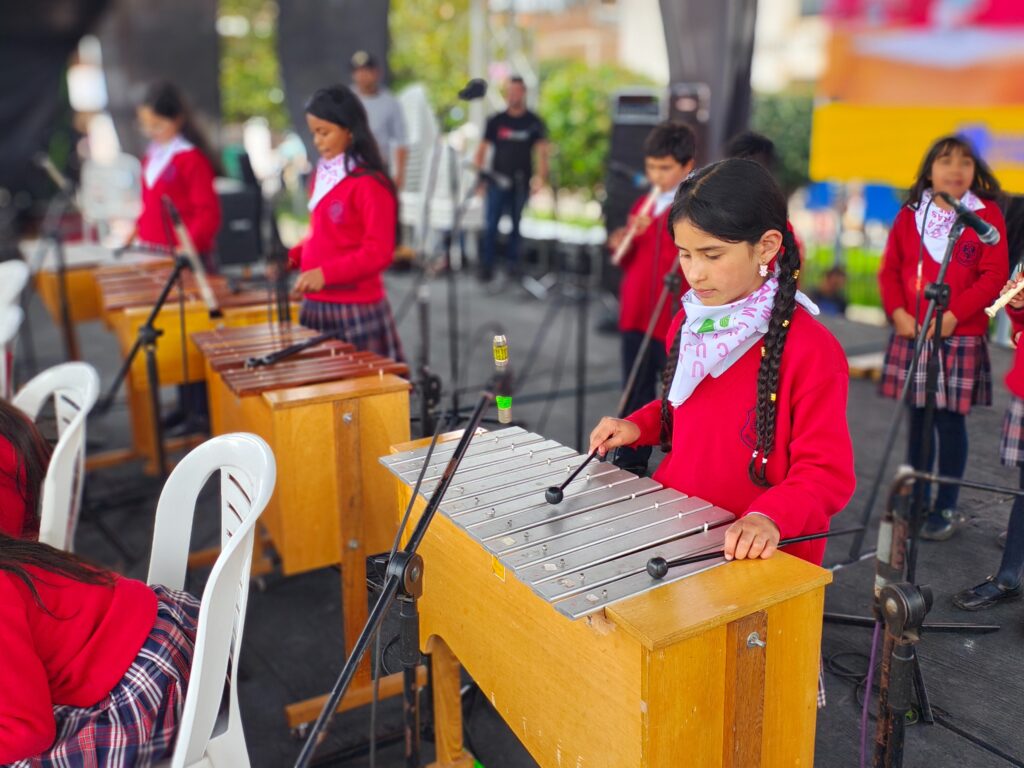 Niñas tocando Artes para la Paz - UIS