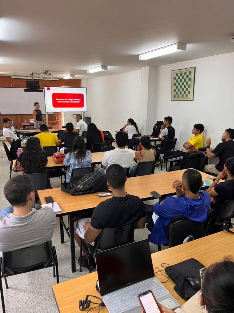 Dinámica teórica de la conferencia “Prevención de lesiones mediante pruebas de valoración y entrenamiento de fuerza en futbolistas”.