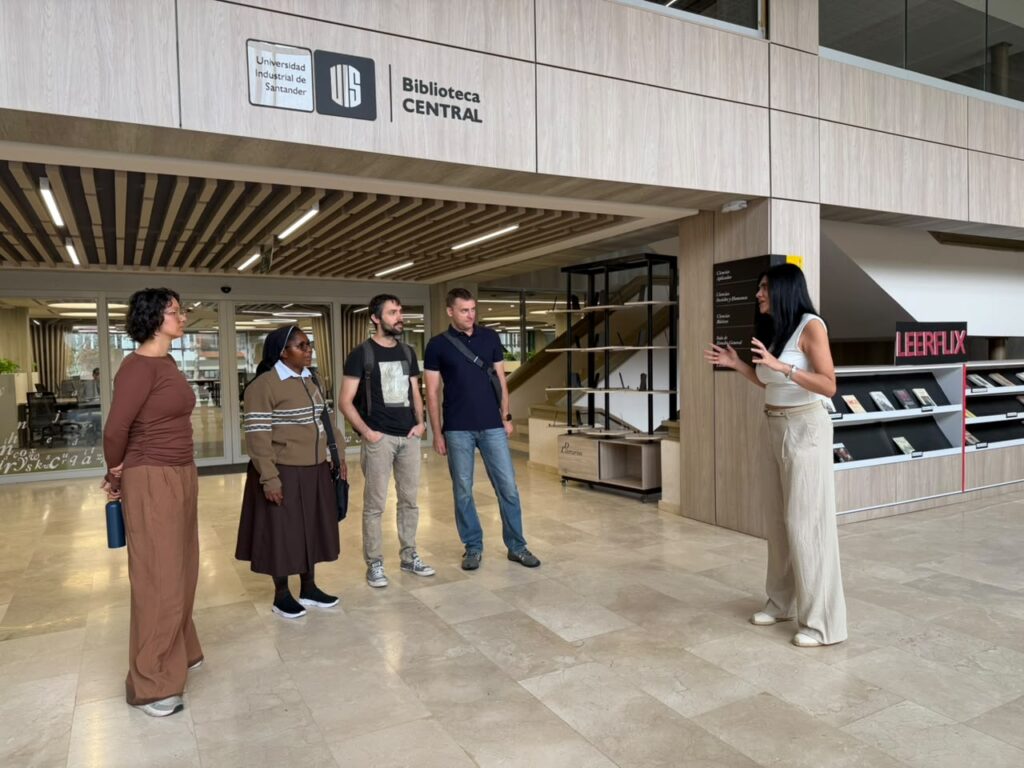 Bienvenida y recorrido por las instalaciones de la Universidad. La Biblioteca Central UIS fue el primer espacio que conocieron los estudiantes.