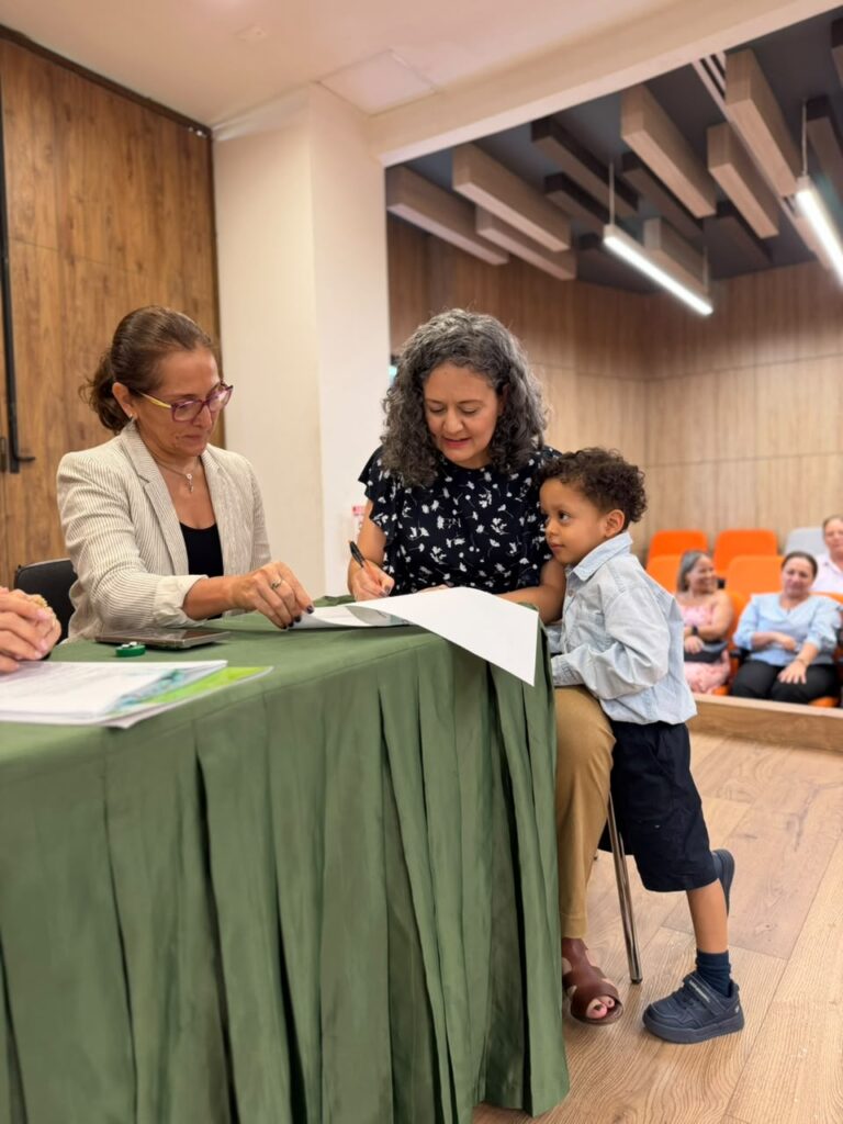 Docente durante la firma de posesión UIS.