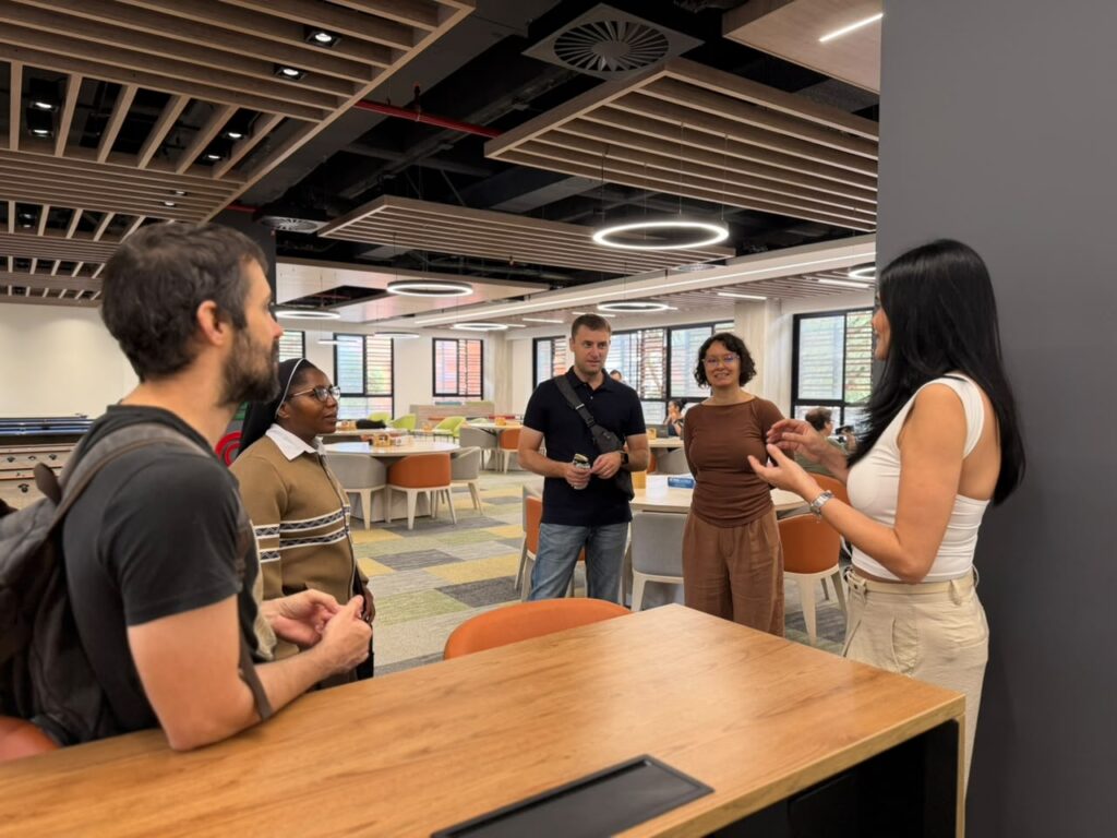 Bienvenida y recorrido por las instalaciones de la Universidad. La Biblioteca Central UIS fue el segundo espacio que conocieron los estudiantes.