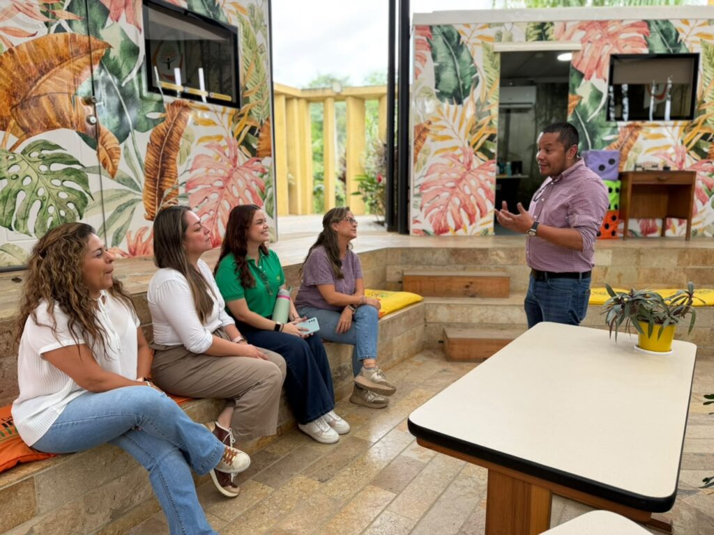 Delegado del Ministerio de Educación Nacional (MEN) visitó las instalaciones mediante un recorrido guiado por profesionales UIS.